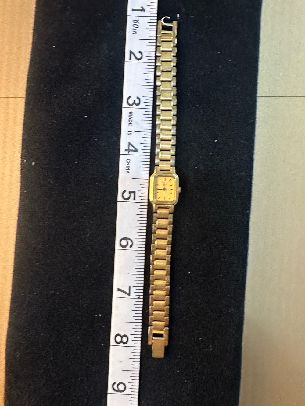 vintage gold-tone Seiko women's quartz watch a classic rectangular case